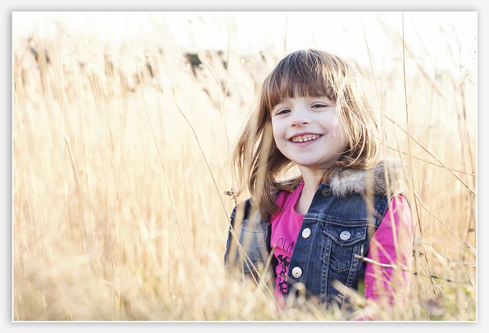 Kinderfotografie_Boxtel Meisje in het hoge gras