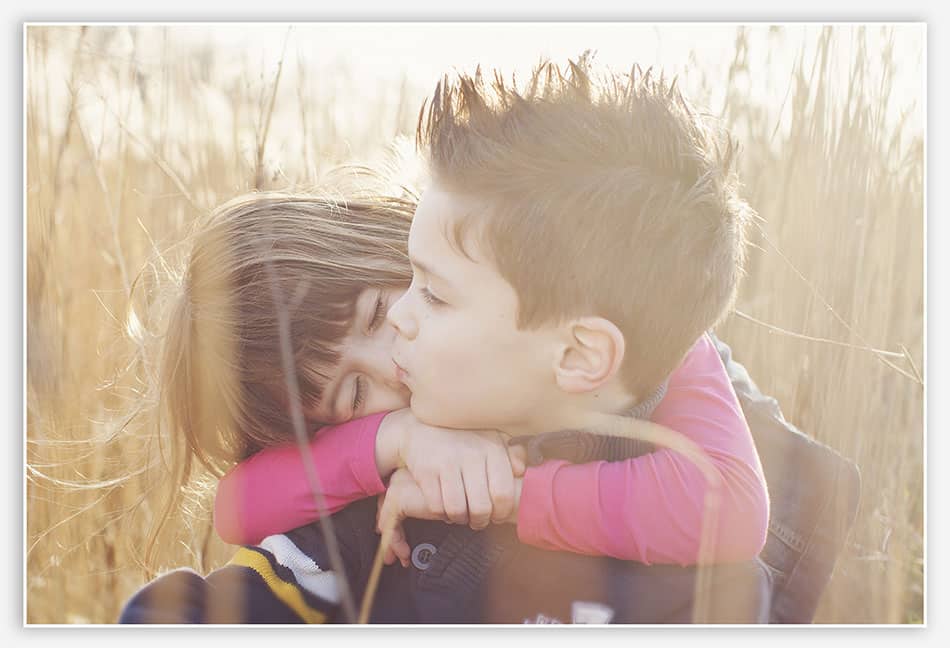 Kinderfotografie_Boxtel Dikke zoen voor grote broer