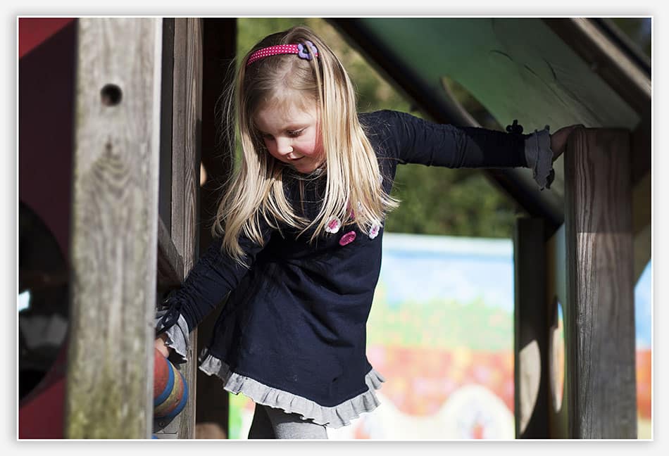 Meisje in de speeltuin van Rossum