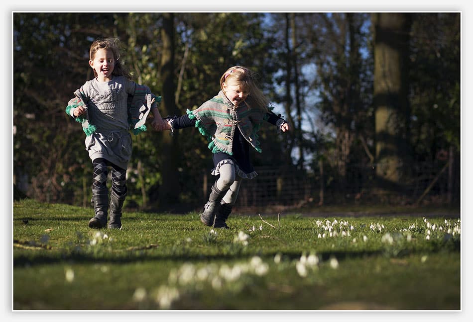 Tweeling rent door de bloemetjes