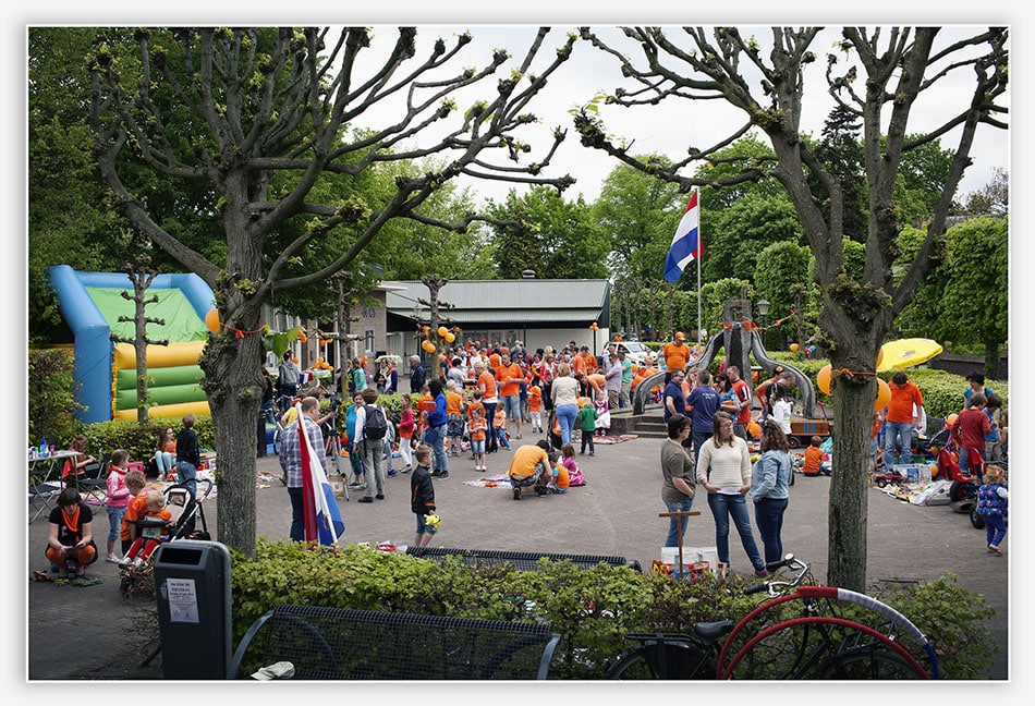 Dorpsplein van Esch met Koningsdag