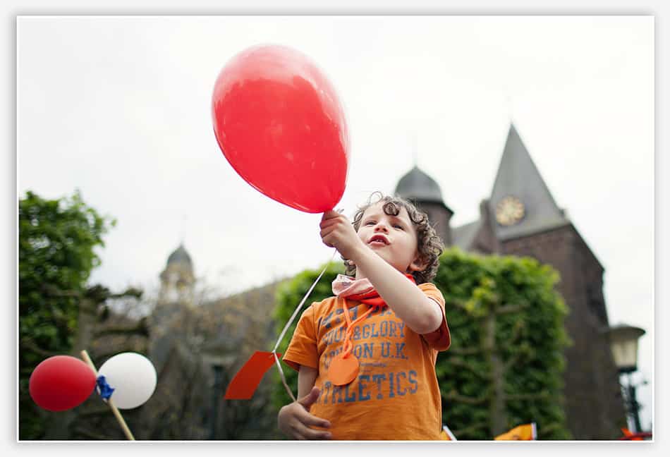 Ballonnenwedstrijd voor de kerk van Esch