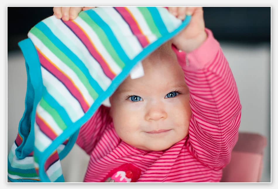 Baby met slabber aan tafel
