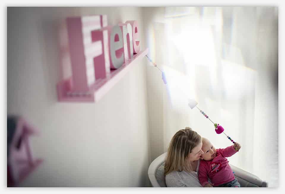 Lifestylefotografie_Den Bosch Moeder en dochter aan het spelen in de babykamer