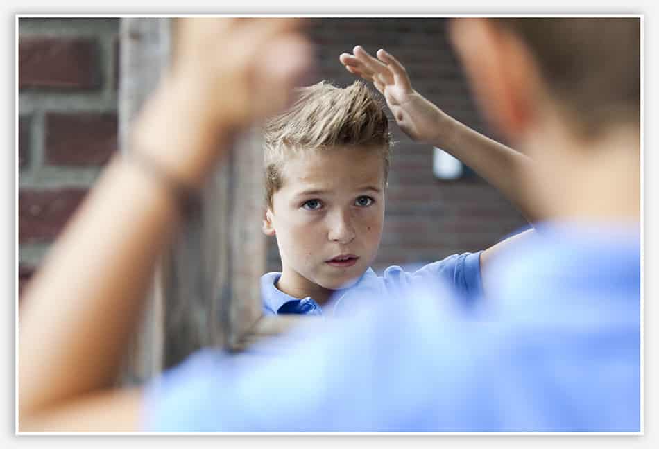 Lifestylefotografie_Esch Haren opmaken voor de spiegel