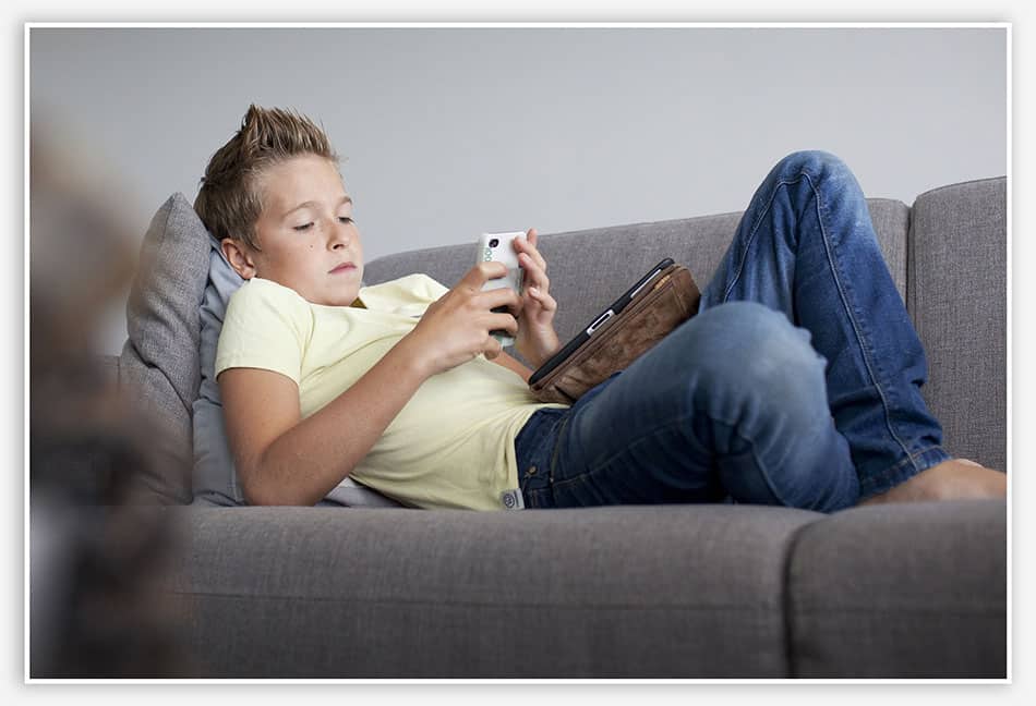 Lifestylefotografie_Esch Jongen met iPad en iPhone tegelijk