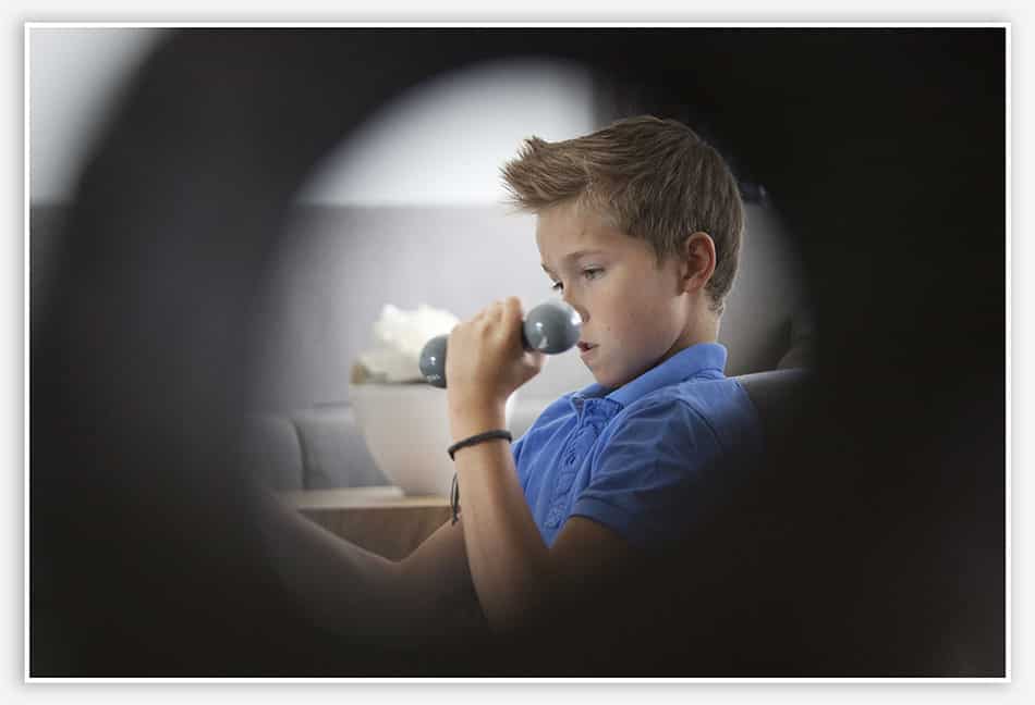 Lifestylefotografie_Esch Jongen oefent met dumbells