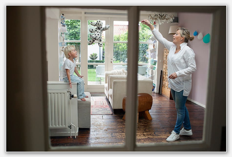Mama en peuter aan het spelen