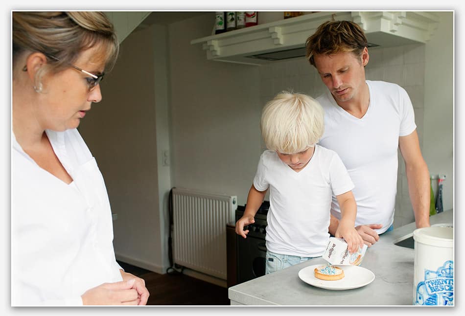 Grote broer helpt met beschuit en muisjes