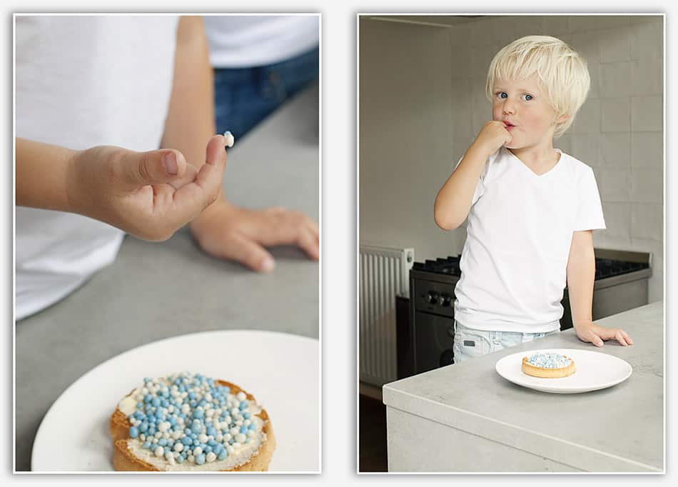 Grote broer proeft beschuit met muisjes
