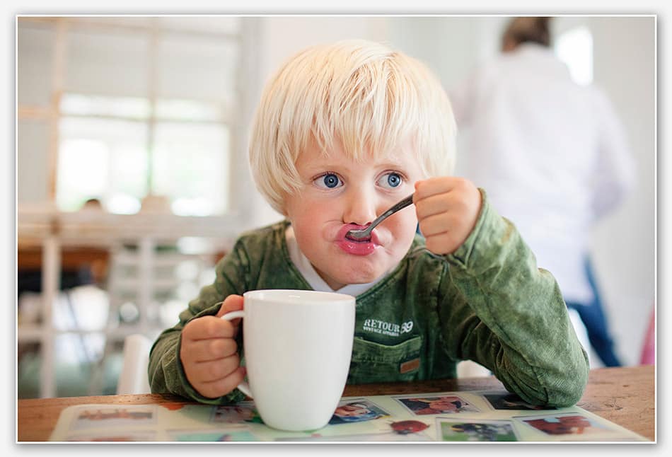 Peuter met chocomelk 