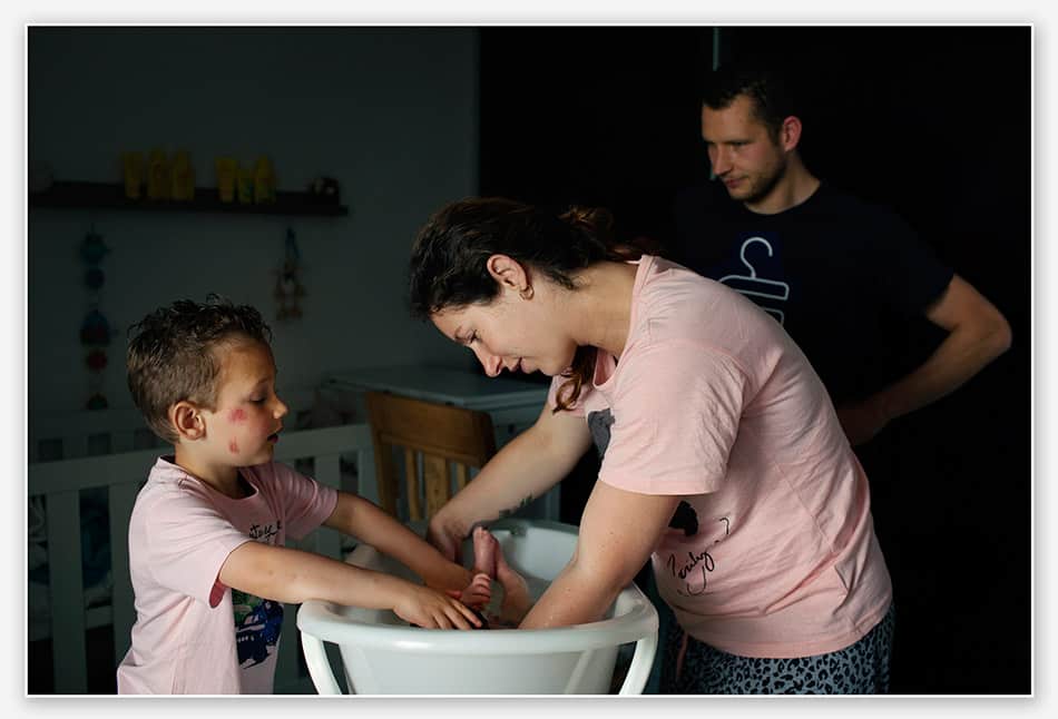 De baby samen in bad doen