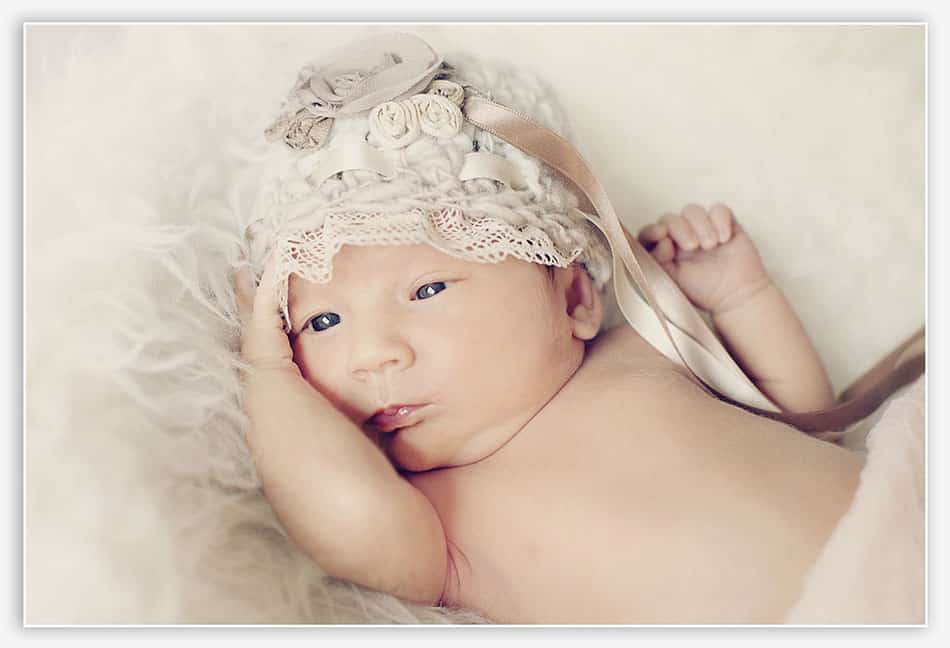 Newborn_Tilburg Newborn fotografie met Etsy mutsje