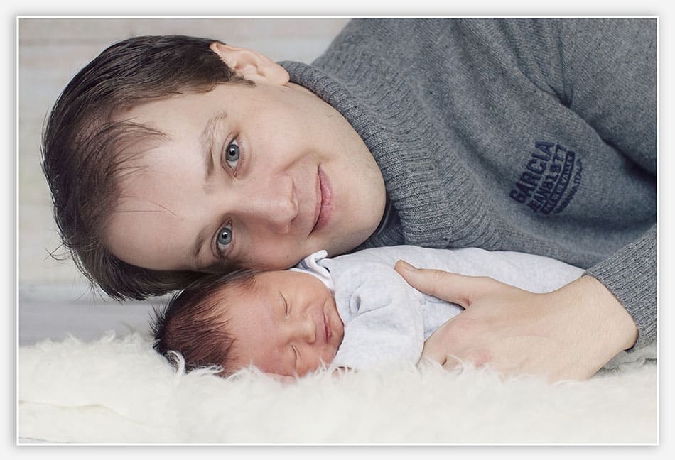 Newborn_Tilburg Trotse papa met pasgeboren baby