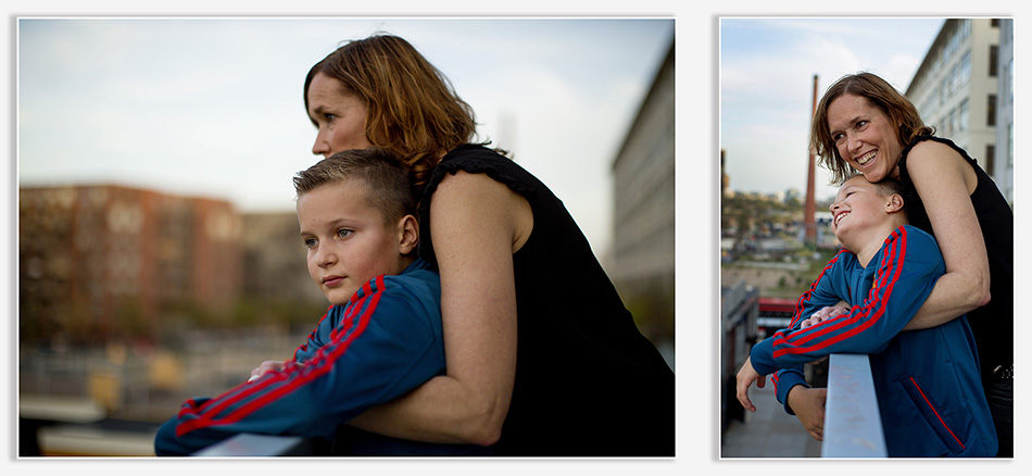 Moeder en zoon op de daken boven het ketelplein