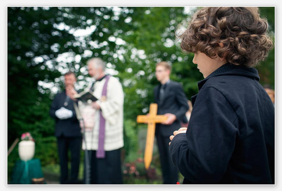 Gedenkmoment bij het graf
