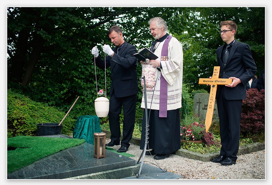 Het bijzetten van de urn 