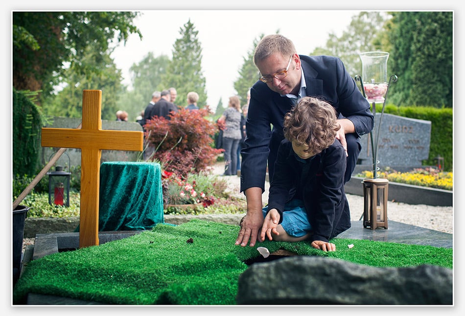 Strooien van rozenblaadjes in het graf