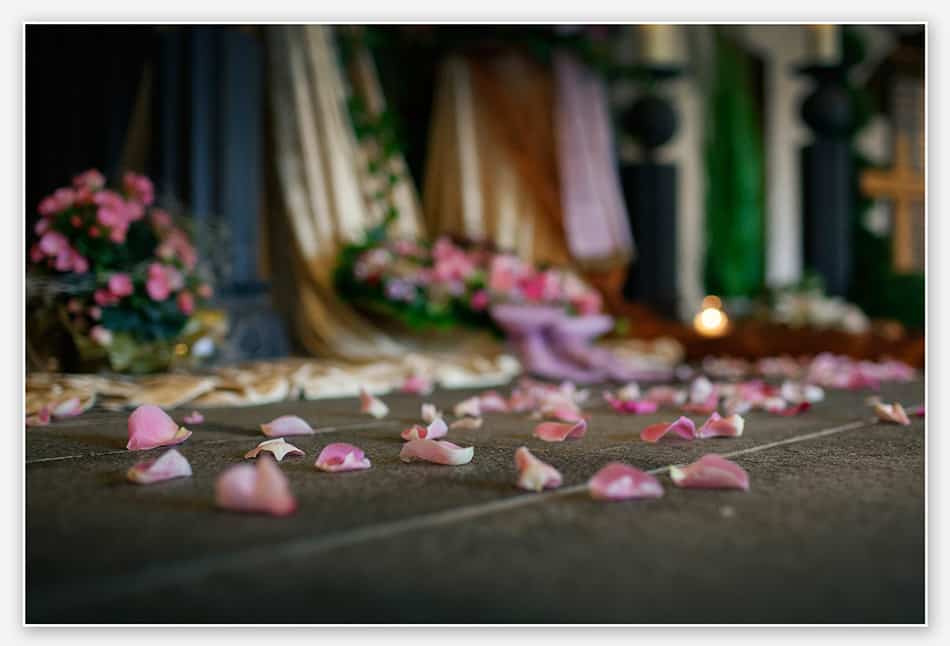 Rozenblaadjes bij de afscheidsdienst