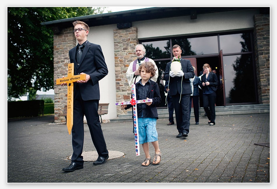Rouwstoet met zelfgeknutseld kruis 