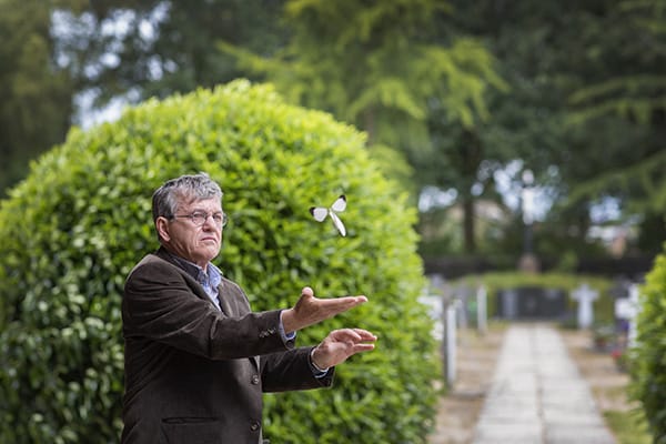 Soulmates Images_Afscheidsfotografie_01_man laat vlinder opsteigen als afscheid