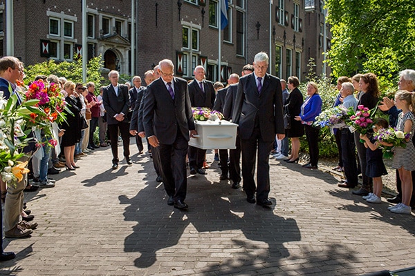 Soulmates Images_Afscheidsfotografie_02_kist word naar de rouwauto gedragen