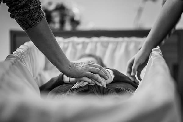 Soulmates Images_Afscheidsfotografie_03_afscheid bij het sluiten van de kist