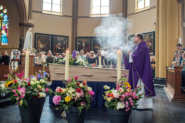 Soulmates Images_Afscheidsfotografie_04_zegenen van de kist in de kerk