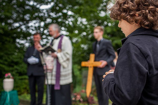 Soulmates Images_Afscheidsfotografie_05_kind neemt afscheid bij het graf