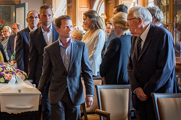 Soulmates Images_Afscheidsfotografie_07_blikcontact met drager van de kist