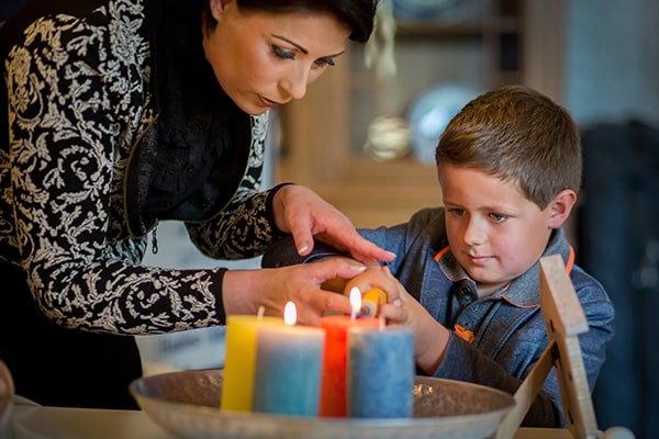 Soulmates Images_Afscheidsfotografie_08_kind steekt kaarsen aan bij uitvaart