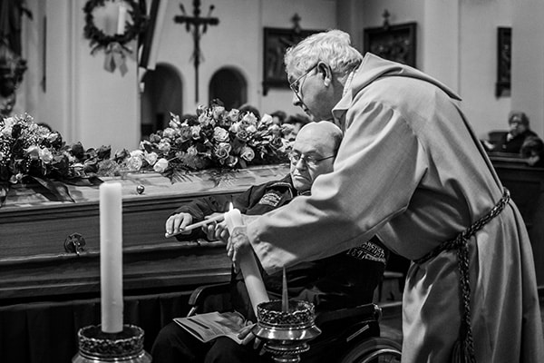 Soulmates Images_Afscheidsfotografie_10_aansteken van de kaarsen bij de kist