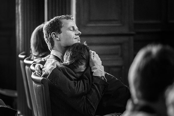 Soulmates Images_Afscheidsfotografie_11_vader troost zoon bij de uitvaart