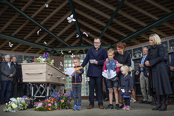 Soulmates Images_Afscheidsfotografie_13_papieren vlinders laten opsteigen bij de kist