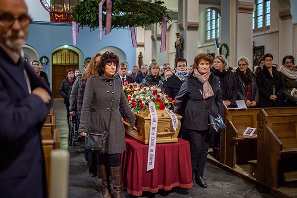 Soulmates Images_Afscheidsfotografie_14_de kist word de kerk binnen gedragen