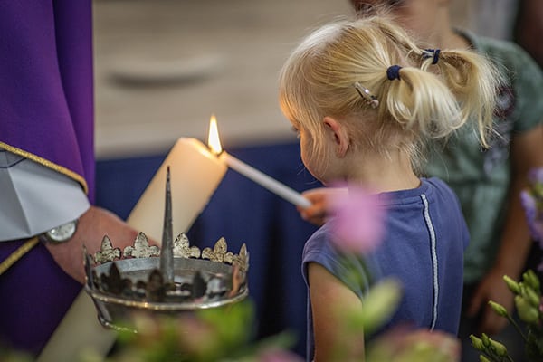 Soulmates Images_Afscheidsfotografie_15_meisje steekt kaarsje aan bij de uitvaartdienst