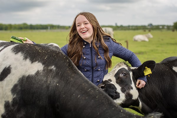Soulmates Images_Familie-uitjes_01_koeien poetsen in de wei
