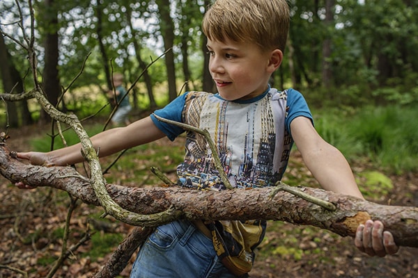 Soulmates Images_Familie-uitjes_02_takken verzamelen om een hut te bouwen