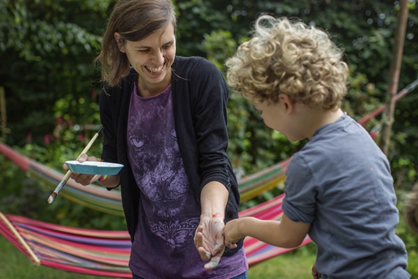 Soulmates Images_Familie-uitjes_07_met verf stoeien tijdens het schilderen