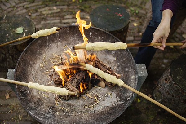 Soulmates Images_Familie-uitjes_08_broodjes bakken boven het kampvuur