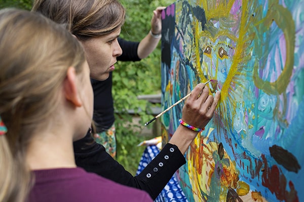 Soulmates Images_Familie-uitjes_11_moeder schildert met haar kinderen