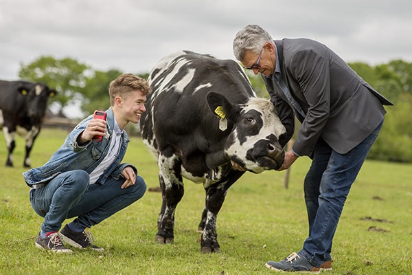 Soulmates Images_Familie-uitjes_12_opa en kleinkind maken selfie met koe