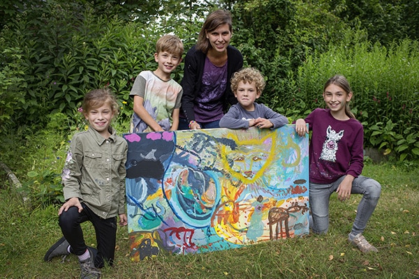 Soulmates Images_Familie-uitjes_13_moeder schildert met haar kinderen