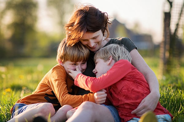 Soulmates Images_Familiefotografie_02_moeder knuffelt met haar kinderen