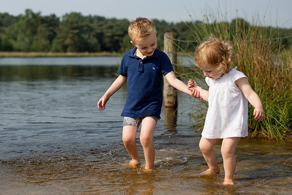 Soulmates Images_Familiefotografie_04_broertje en zusje houden handjes