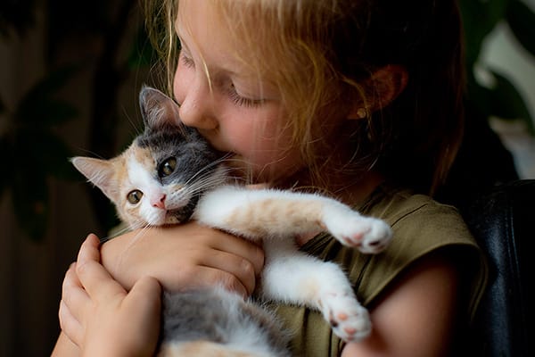 Soulmates Images_Familiefotografie_05_meisje knuffelt haar kat