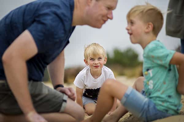 Soulmates Images_Familiefotografie_08_familie aan het spelen in de duinen