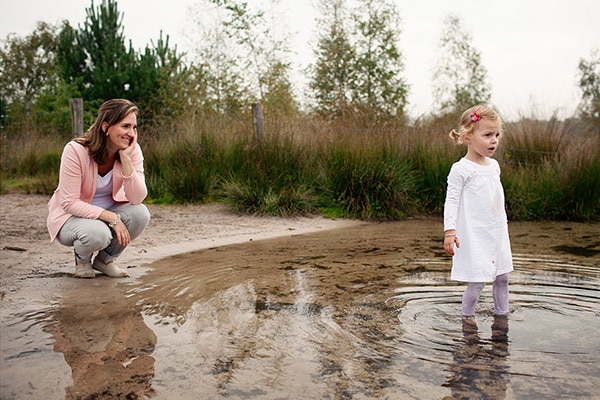 Soulmates Images_Familiefotografie_11_moeder met dochter aan het water