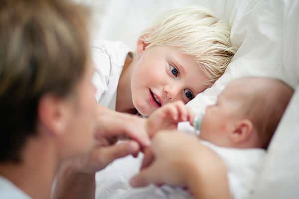 Soulmates Images_Familiefotografie_14_grote broer bewondert de nieuwe baby