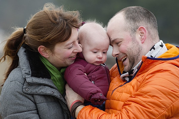 Soulmates Images_Familiefotografie_15_ouders knuffelen met hun kindje